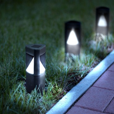Lampa solara triunghiulara, Aprindere automată la lăsarea întunericului